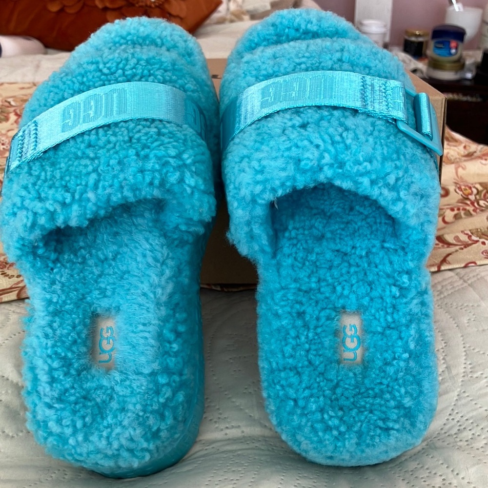 UGG Blue Cozy Slippers Plush Open-Toed Design